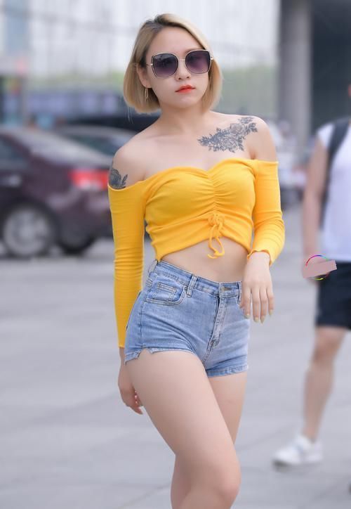 路人|路人街拍金色短发的微胖美女,自信大方的女孩最美了