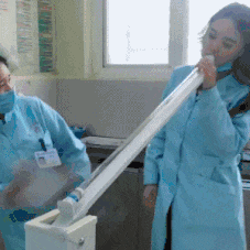 |搞笑GIF:妹子在实验室玩翻了,旁边的队友很卖力