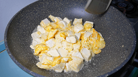 豆腐里打入两个鸡蛋，再用砂锅一焖，香嫩爽滑，最后汤汁都不想剩