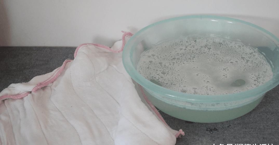 厨房|厨房抹布又脏有油难清洗 教你一招用它泡一泡, 抹布比毛巾还干净