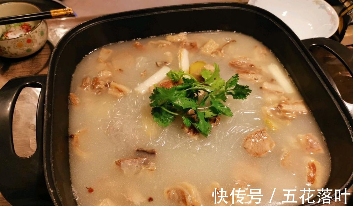 清炖羊肉，汤浓而鲜，肉烂不腻，秋冬进补还得吃羊肉！