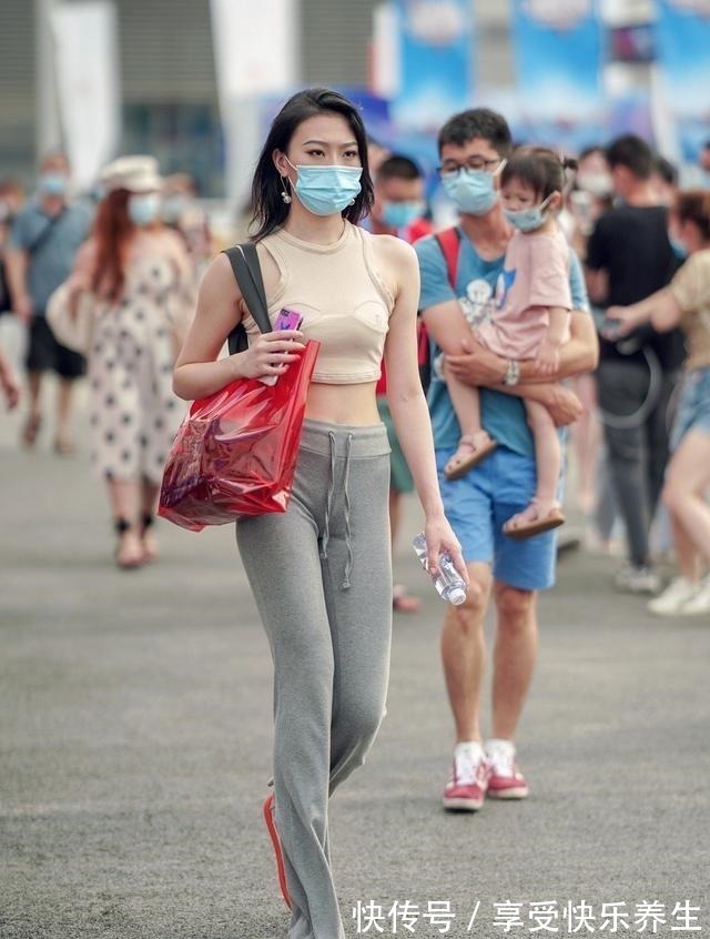 紧身 肤色工字背心搭配灰色运动裤,轻松展现完美曲线,显瘦又显身材!