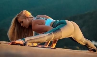 瑜伽垫|假髋让你显得肥胖臃肿，瑜伽扭转效果明显，收腹提臀，灵活双腿