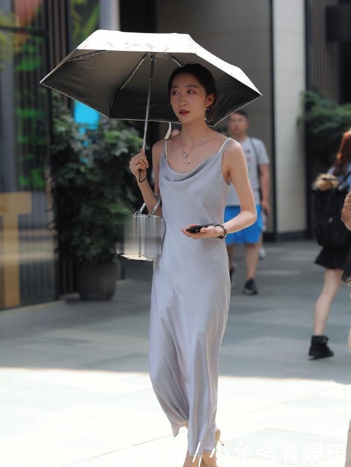 穿搭|美女爱穿连衣裙,穿搭时尚气质高雅,身材绝佳不输儿媳