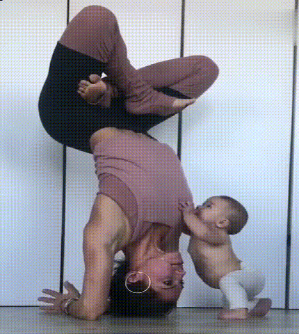 萌娃|有种吃货叫宝宝,妈妈倒立练瑜伽时,一旁孩子动作萌化了网友的心