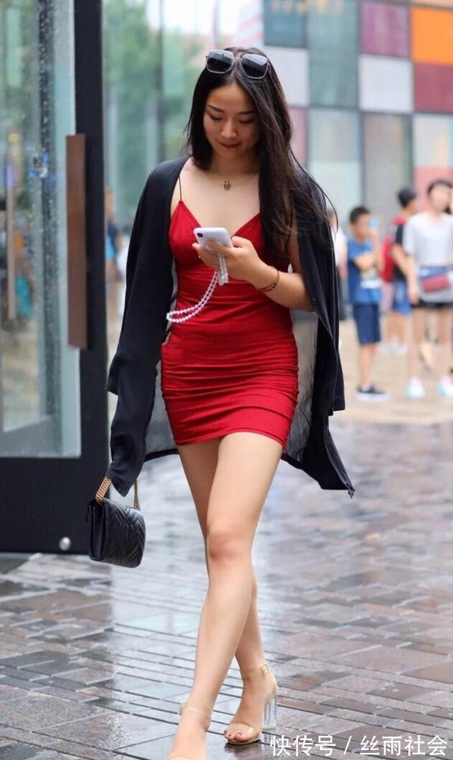 美女 美女一身大红色吊带裙加“烈焰红唇”,一点不像120斤体重