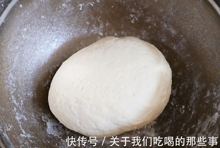 做烙饼时别用冷水和面，学会2个技巧，烙饼柔软筋道，放凉也不硬
