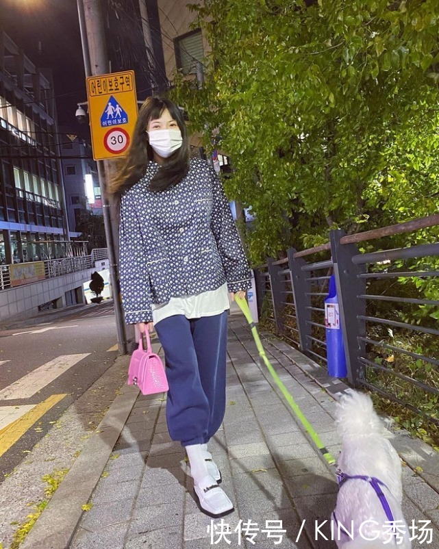 时髦|穿毛衣不要再搭牛仔裤了!今年流行泫雅这么穿,贼时髦