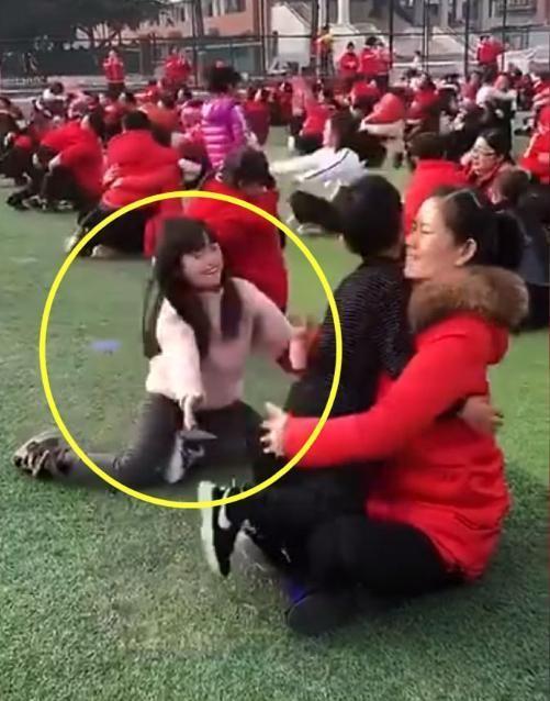 家长|幼儿园亲子活动,小女孩家长没来,面对旁边妈妈的行为,网友怒了