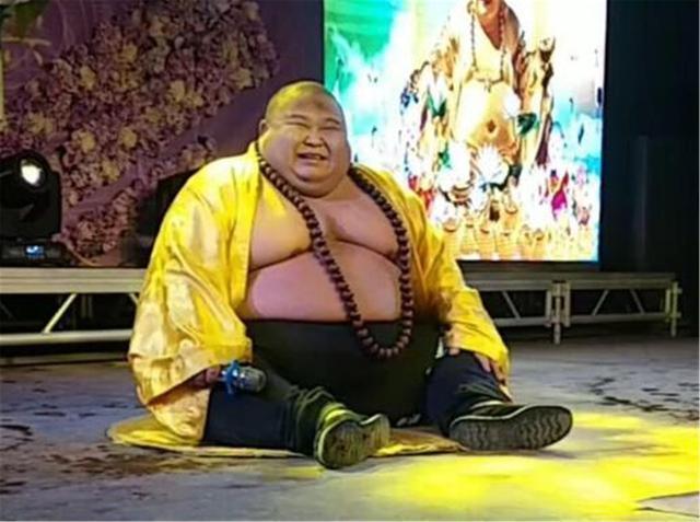 佛学|男子因长得像弥勒佛成网络红人,被富婆请回家中,后来怎样了?