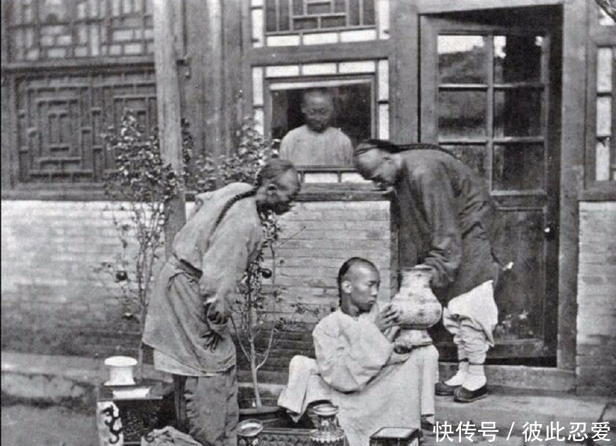 尿泡|清末老照片,图二女子把孩子放筐里出门,图六屠户用尿泡当广告牌