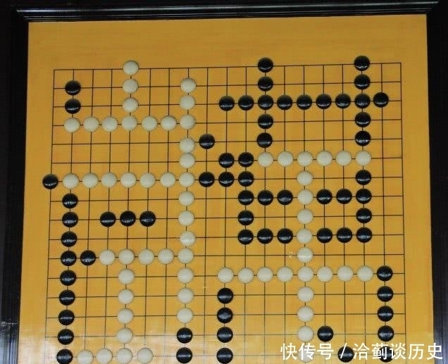 大臣|徐达与朱元璋下棋,朱输了大怒,大臣忙说看棋盘朱:重赏!