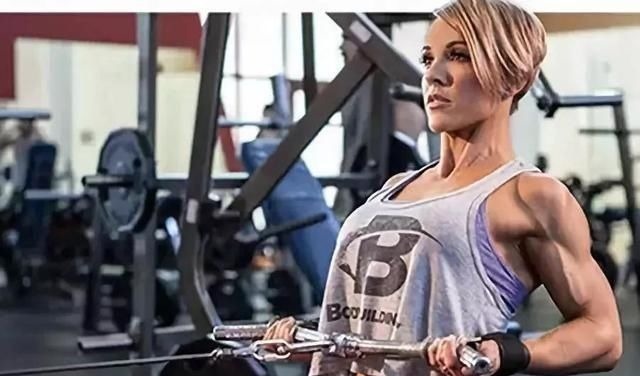 哑铃|以后训练背部肌肉,不能少了这4个动作,练背效果太强了