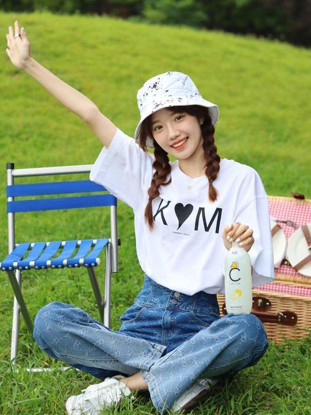 上衣|早秋穿这些就够了!牛仔背带裙+红色条纹上衣,实用又百搭