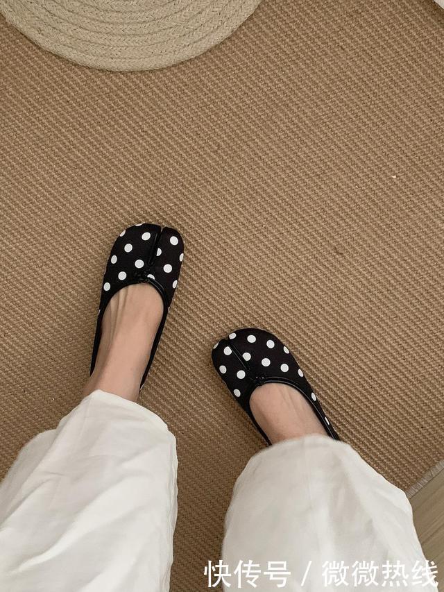 最近火了一对鞋子,它叫“猪蹄鞋”,比靴子好穿,比平底鞋更时髦