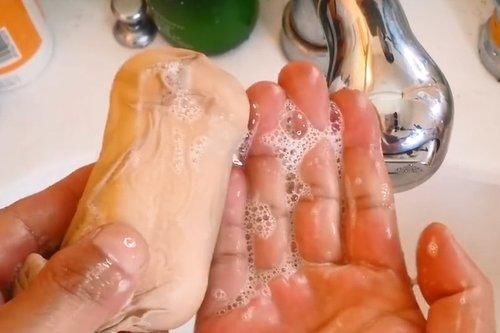 毛巾|穿旧的长丝袜别扔了,里面塞一条毛巾放在床上,作用真的太棒了