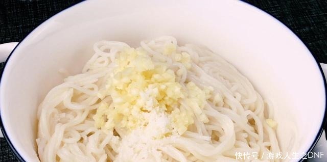 凉拌面学会这样做,酸辣爽口,开胃解腻,一盆根本不够吃,解馋!