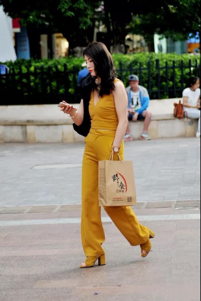 无限|街拍:一身黄色套装的性感俏丽美女,冷艳成熟的气质魅力无限!