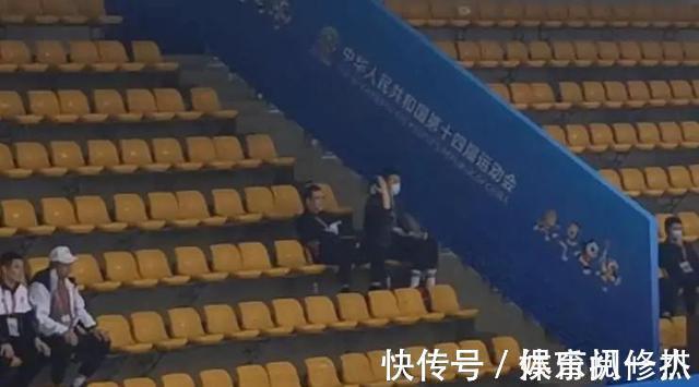 为老家女排鸣不平!郎平热门接班人质疑裁判,脚踩椅子动作不文明