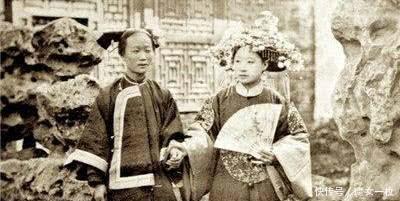 清朝|清朝老照片，八旗少女颜值高，图4官员坐姿很威风！