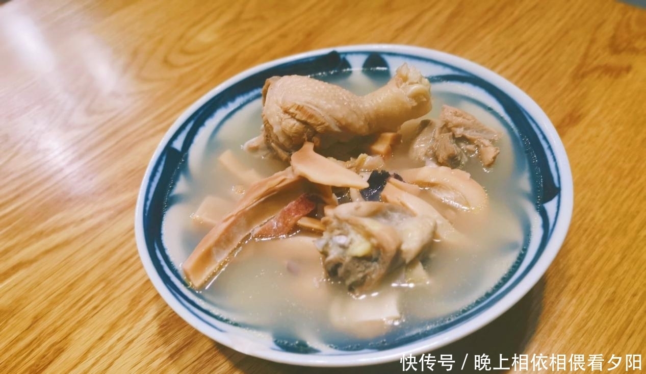 一道家常炖鸡,简单的做法却能带来极致的美味,尤其适合上班族