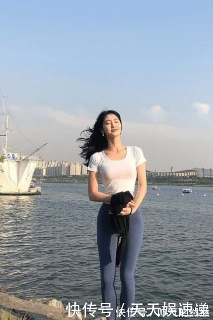 t恤 女孩子为什么都喜欢穿瑜伽裤,这裤子穿着不勒吗不过身材是真好