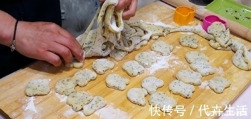 面食新吃法，我家早餐隔三差五做着吃，比油条营养，比馒头好吃