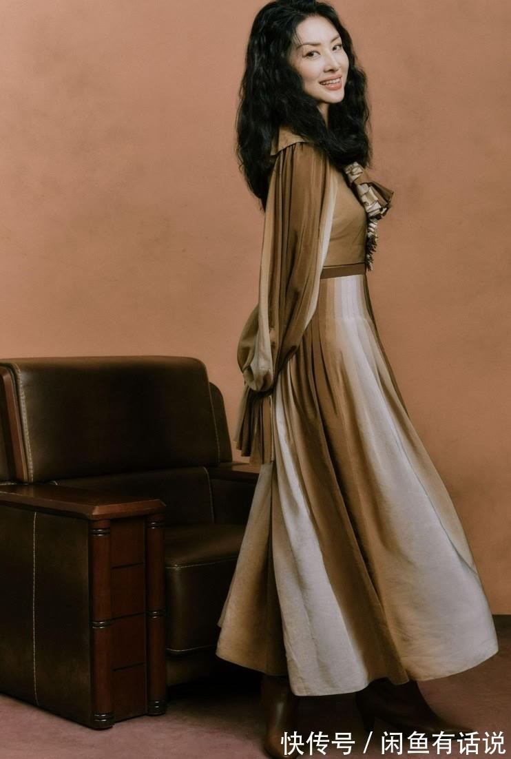 穿搭|周涛穿上了“秋天的第一件大衣”,配同色马丁靴好显贵,太值得学