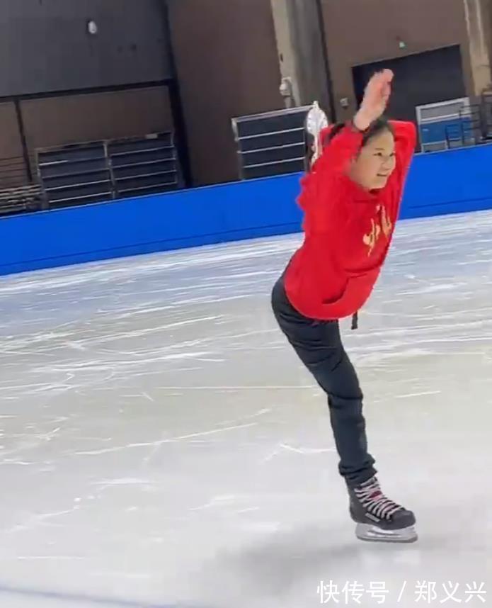 中国3大00后雪上大神一起滑冰!谷爱凌秀翻天,苏翊鸣陪她大笑