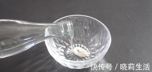 擦玻璃别用水了，教你用一秘招，擦完的玻璃光亮如新，方法太棒了