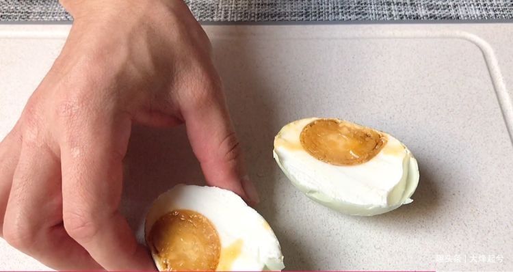 把白酒倒进鸭蛋里，真是厉害了，个个翻沙流油，吃着满嘴留香