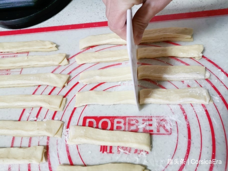 炸油条用放酵母吗教你正确的做法，出锅金黄酥脆，放凉了也不硬