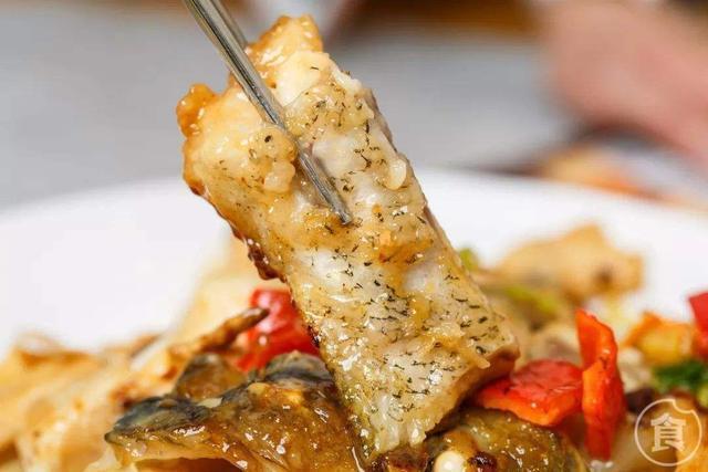 吃鱼时第一筷子夹哪里,就能看出他的性格,自私的人都会夹这块