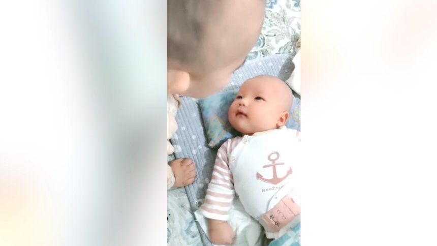 温馨|哥哥咿咿呀呀逗弟弟,画面好暖好温馨,网友:眼神真的是萌翻了!