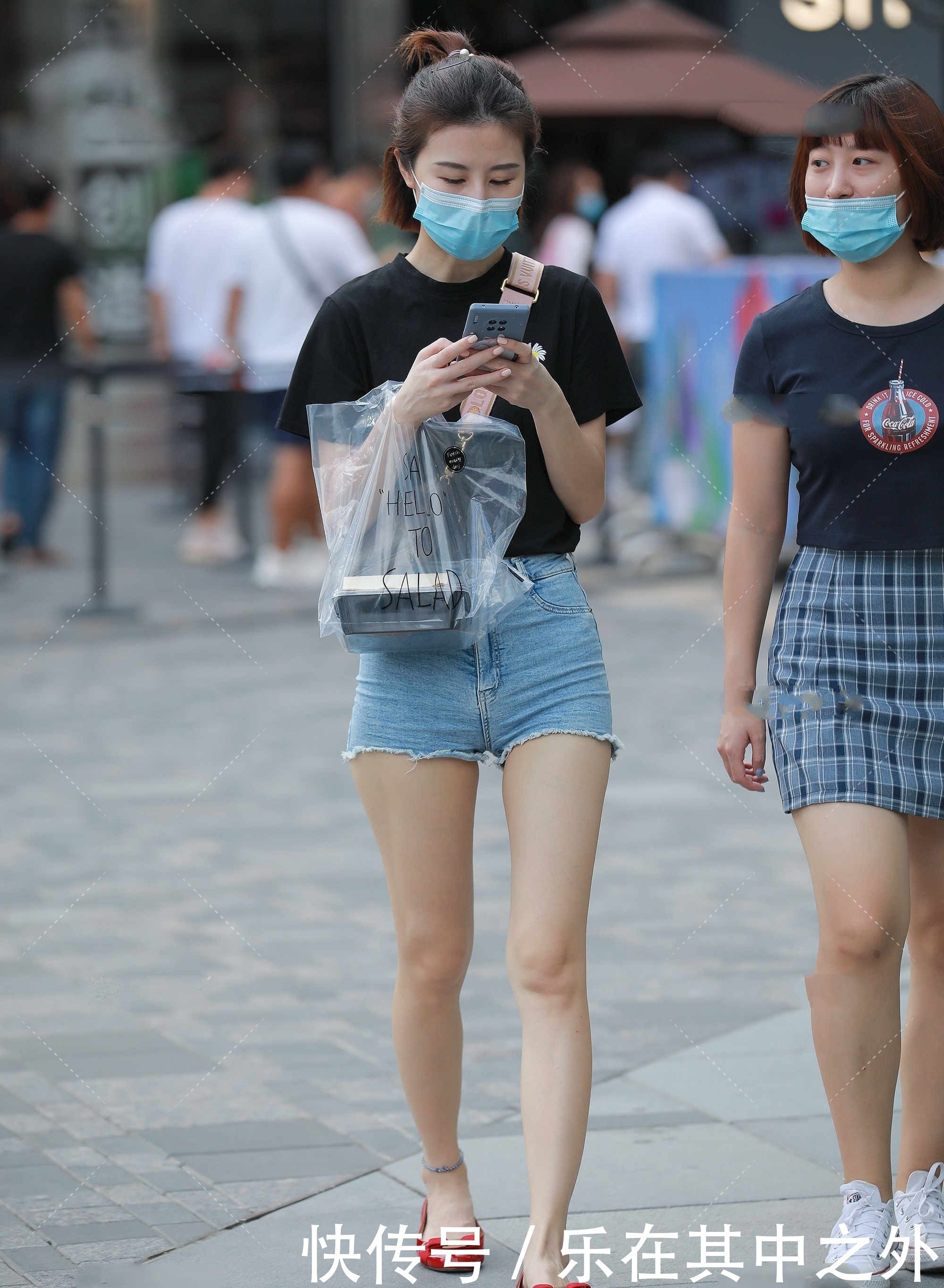 清爽|青春淑女简约黑色T恤,清爽干净,红色PU鞋清爽又好看