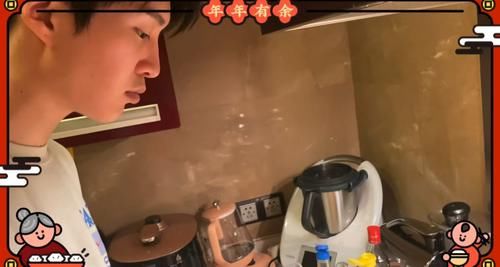 范丞丞掌勺秀拿手菜，红烧鸡翅，西红柿炒鸡蛋手到擒来，范冰冰在一旁打下手