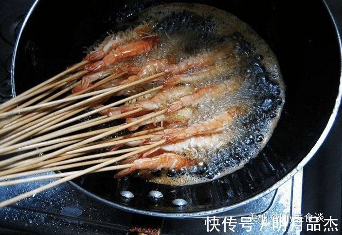 干掉|虾别再煮着吃了,我换种做法外酥里嫩,老公一口气干掉一盘,佩服