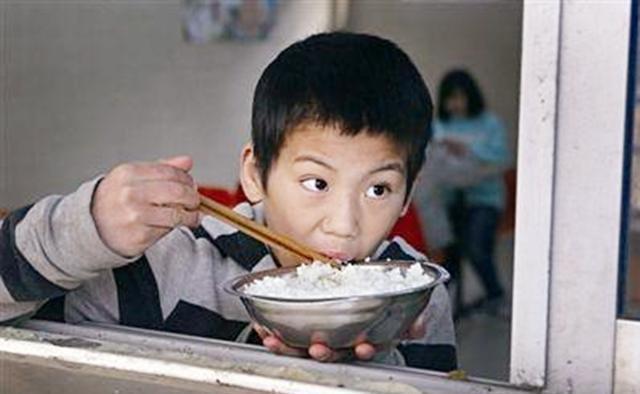 损失|儿科医生:孩子睡前有2种习惯,14岁后很难长高,白白损失10cm