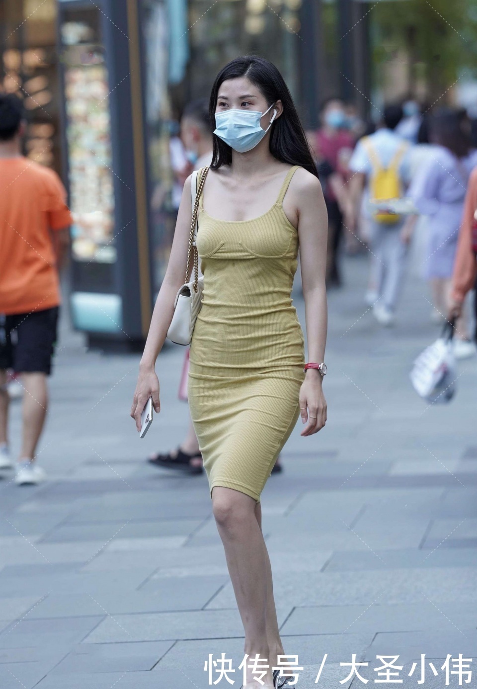 版型|美女街拍:姐姐的气质真是“仙女”!非常典型的瓜子脸,一看就是大家闺秀