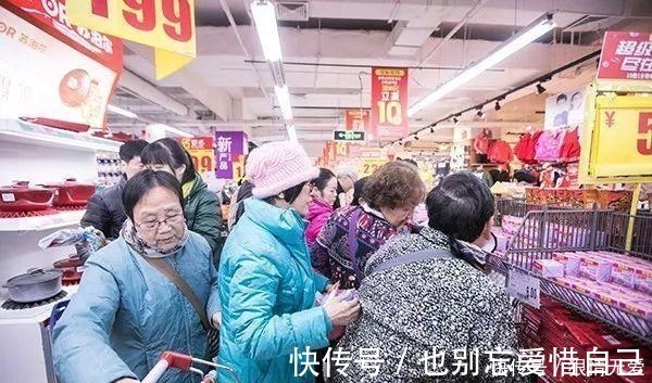 公交|大妈公交上逼孕妇让座,咒骂“孩子早晚会掉”,孕妈的反击很解气!