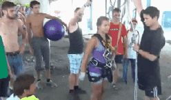 |搞笑GIF:本来想给女友一个惊喜 没想到中间出了点意外