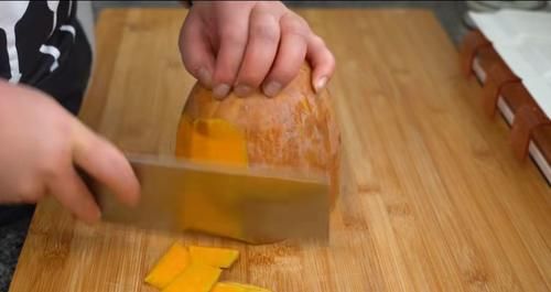  南瓜|冬天多吃南瓜糯米粉，不加一滴水，软糯香甜还流心，比油炸还好吃