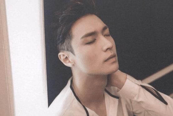  鹿晗|在四个人当中，实力的话，张艺兴目前应该是第一吧