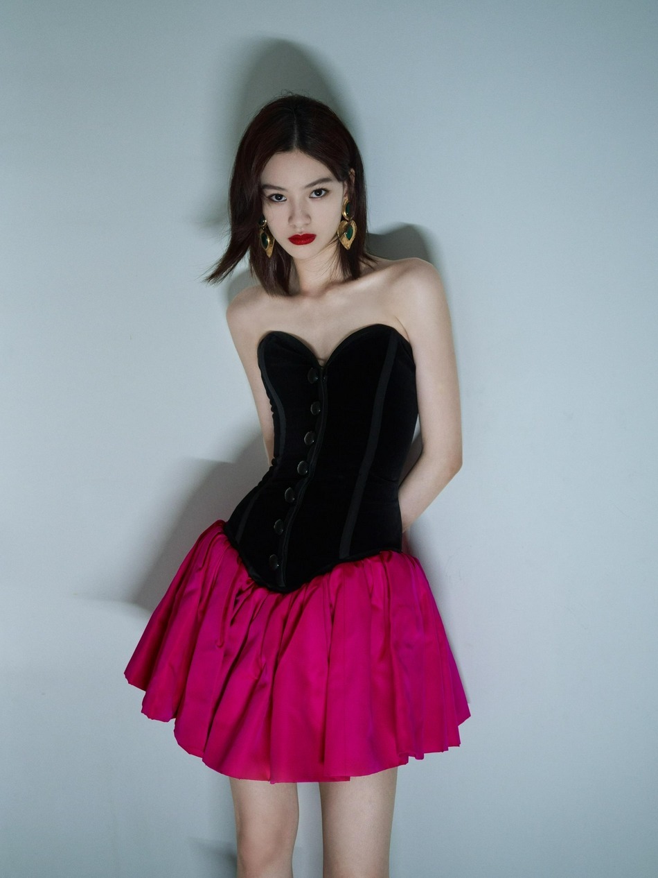 大长腿|邱天身材比例绝了!穿一袭黑色吊带连衣裙高贵大气,气场不输超模