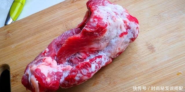冰箱里拿出的冻肉，最忌直接加水泡，教你一招，吃着跟鲜肉一样