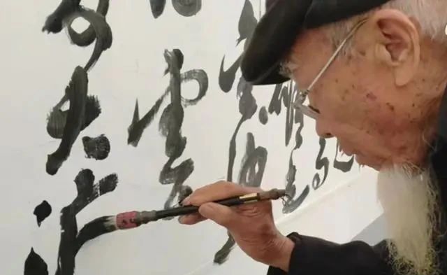 字字|大隐隐于市!90岁的大爷墙体上写草书,笔笔惊艳,字字有水平