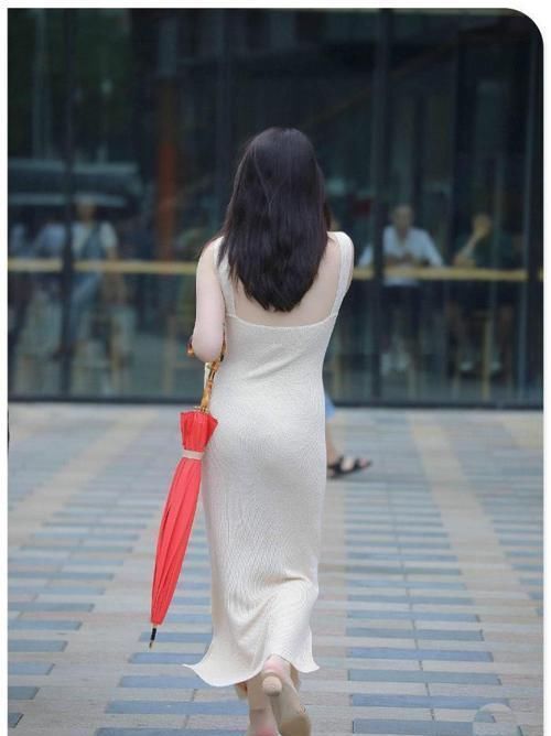  冰丝|街拍冰丝裙子领口低了点，但她没嫌弃，换作别人早扔了吧