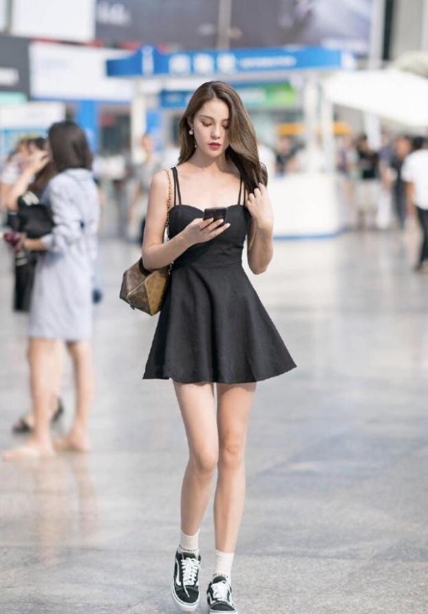 曲线美|街拍图八性感小姐姐,蓝色短袖搭黑色短裤,凸显窈窕高雅曲线美
