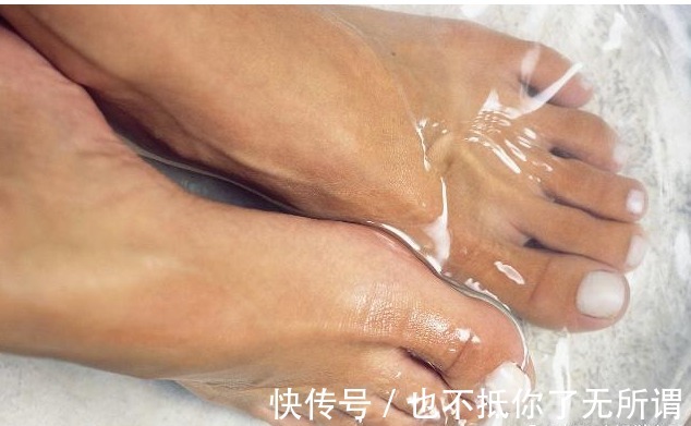 水温|热水泡脚,到底是养生还是在养病正确泡脚,现在知道还不晚