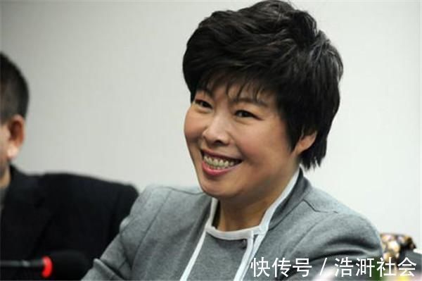 超短裙$“学术骗子”于丹和“短裙”的料,被扯掉“网红”光环的业余教授